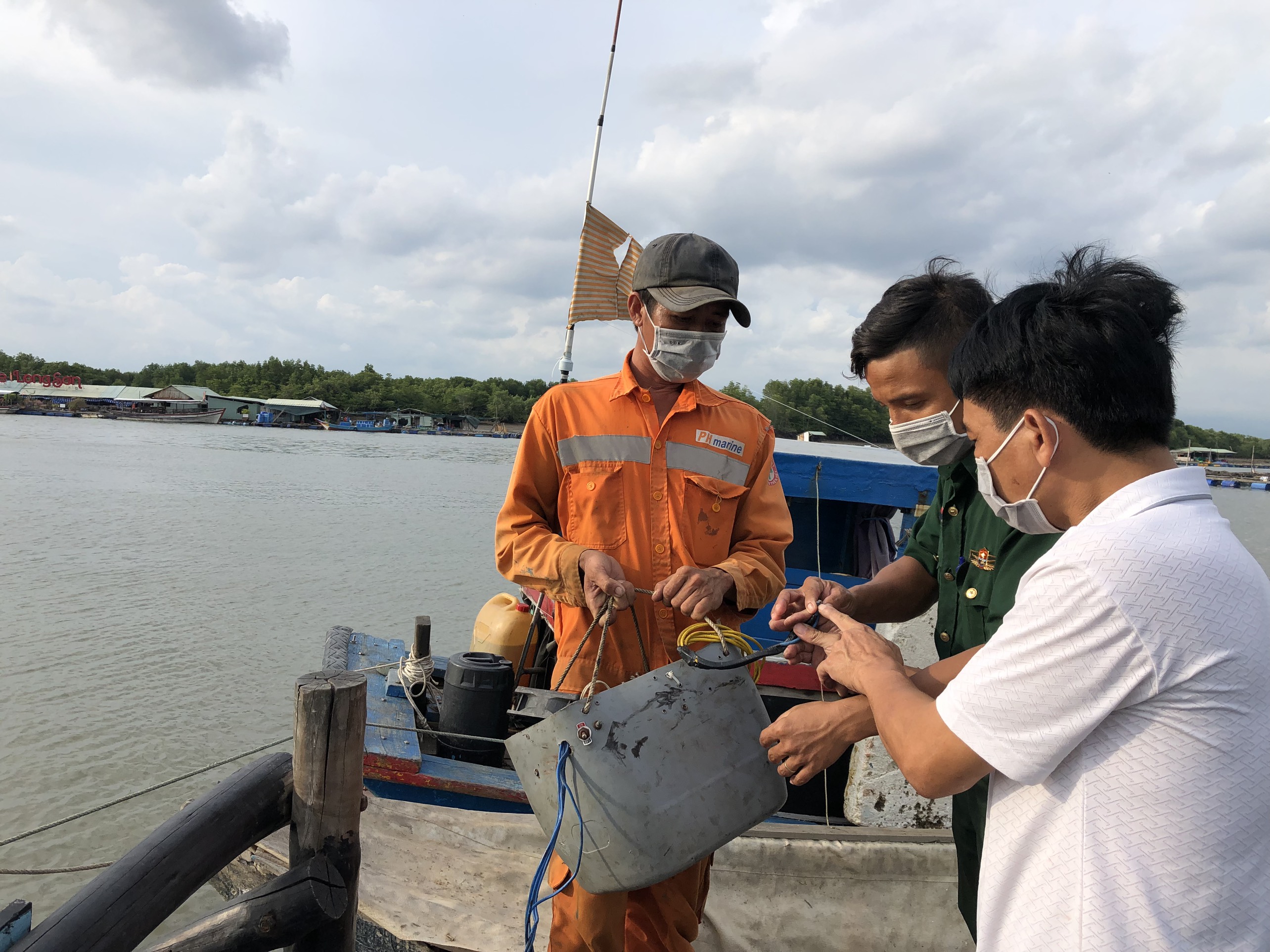 Phát hiện đối tượng tàng trữ công cụ kích điện để khai thác thủy sản